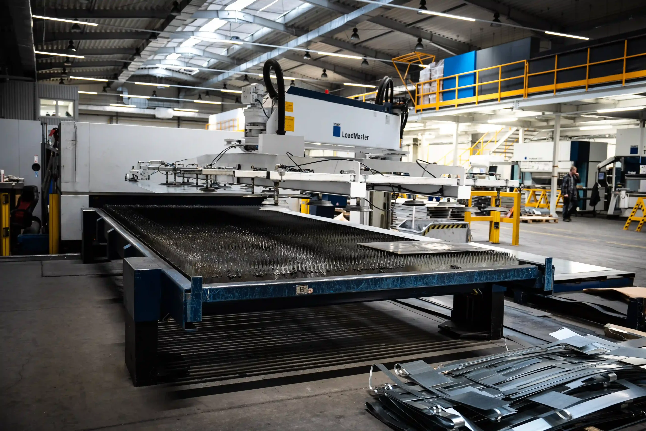 Modern Sheet Metal Processing – A&nbsp;Guide to Perforation, CNC Bending and Laser Cutting