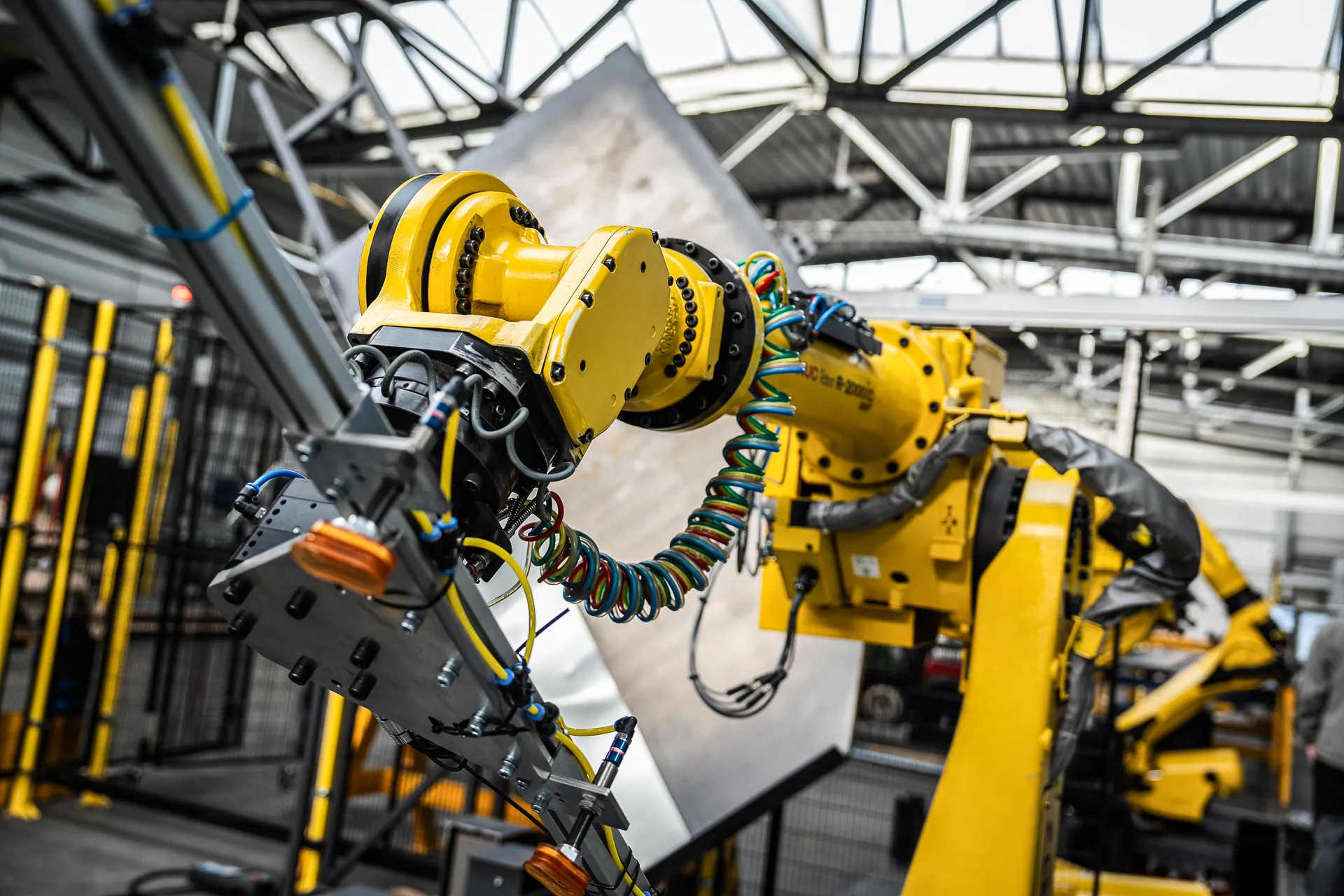 Outsourcing vs. In-House Machinery – What Pays Off for Manufacturing Companies?